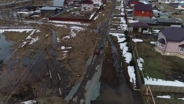 Luftaufnahme Eines Vaters Und Seines Kleinen Sohnes Mit Geländewagen Auf — Stockvideo