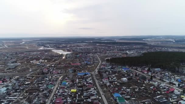 Vista Aérea Gran Pueblo Desde Arriba Hay Muchos Bosques Cerca — Vídeos de Stock