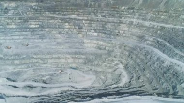 Büyük asbest ocağının havadan görünüşü. Taş ocağının içinde kamyonlar için bir kazıcı ve serpentin yol var. Çekimin ortasında patlayıcılarla dolu bir alan var..