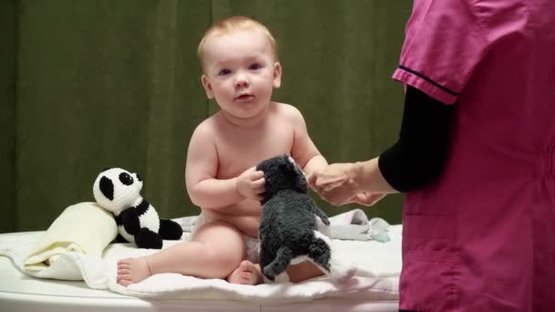 Massaggiatrice Massaggio Bambino Felice Ragazzo Bambino Viene Massaggiato Spalla Mano — Video Stock