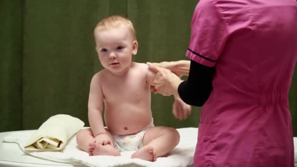Masażystka Masuje Szczęśliwe Dziecko Chłopiec Dziecko Jest Masowane Ramię Dłoń — Wideo stockowe