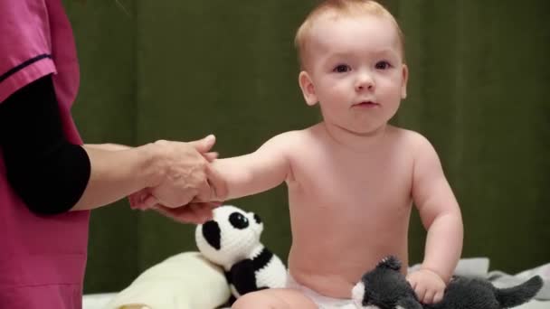 Massaggiatrice Massaggio Bambino Felice Ragazzo Bambino Viene Massaggiato Spalla Mano — Video Stock