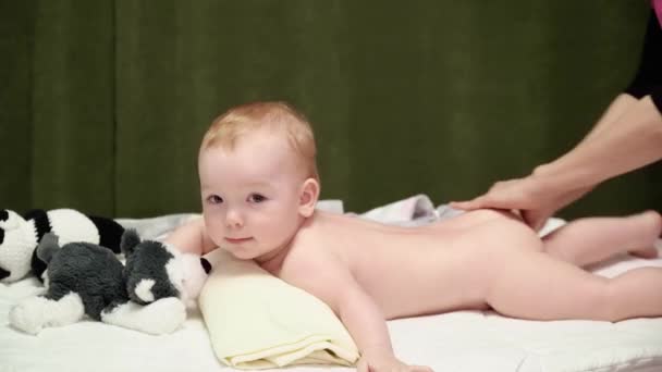 Die Masseurin Gibt Einem Kind Jungen Eine Bein Und Gesäßmassage — Stockvideo
