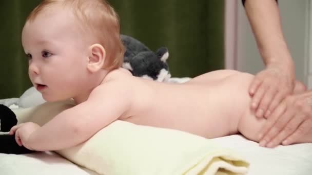 Masseuse Geeft Een Beenmassage Aan Een Gelukkig Kind Jongen Baby — Stockvideo