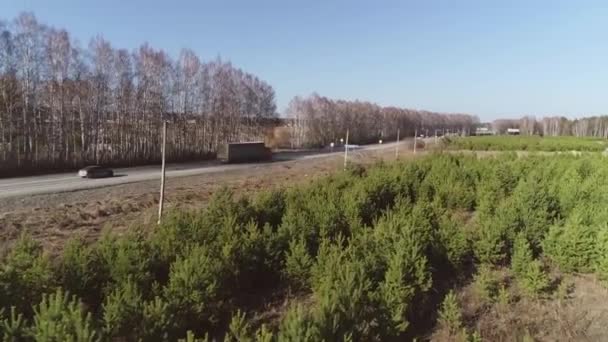 Luchtfoto Van Auto Vrachtwagens Rijden Langs Weg Lente Zonnige Dag — Stockvideo