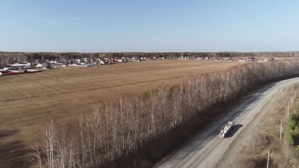 Вид Повітря Вантажівки Рухається Дорозі Поблизу Села Весняний Сонячний День — стокове відео