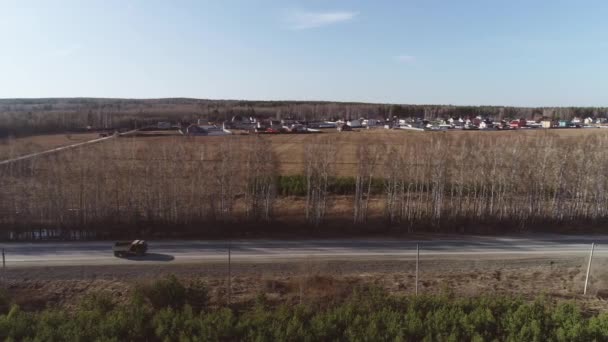 Αεροφωτογραφία Των Φορτηγών Χωματερή Και Αυτοκίνητα Που Οδηγούν Κατά Μήκος — Αρχείο Βίντεο