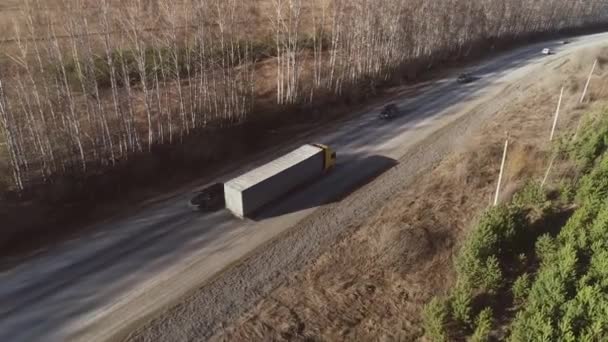 Luftaufnahme Von Drei Lastwagen Und Autos Die Die Frühlingsstraße Entlang — Stockvideo