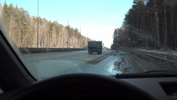 Coche Está Aparcado Lado Carretera Día Primavera Los Lados Carretera — Vídeo de stock