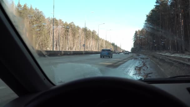 Samochód Zaparkowany Jest Poboczu Autostrady Wiosenny Dzień Bokach Autostrady Znajduje — Wideo stockowe