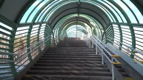 Прогулянка Всередині Нещодавно Побудованого Сучасного Пішохідного Мосту Через Дорогу Порожній — стокове відео