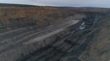 Kömür ocağının havadan görünüşü. Çekimin ortasında patlayıcılar için açıkların olduğu bir site var. Kuyuların yanında patlayıcılar var. Taş ocağında bir patlama hazırlığı.