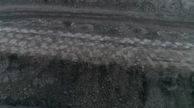 Kömür ocağındaki patlamadan sonra havadan görüş alanı. Çekimin ortasında patlamadan sonra bir yer var. Patlamadan sonra küçük kayalar.