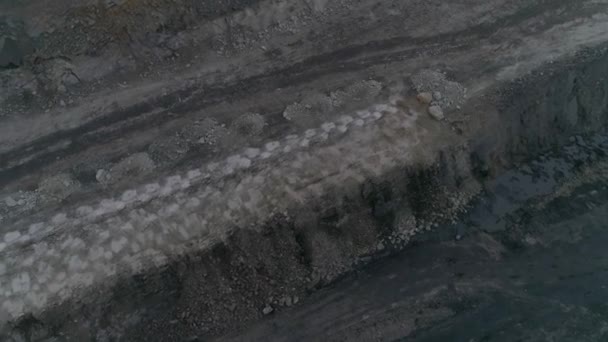 采煤场发生爆炸后的空中观景台 拍摄中心是一个爆炸后的现场 爆炸后的小砾石 — 图库视频影像