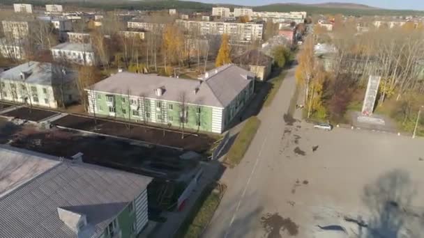 Letecký Pohled Rekonstrukci Pěší Třídy Provinčním Podzimním Městě Dvoupatrovými Domy — Stock video