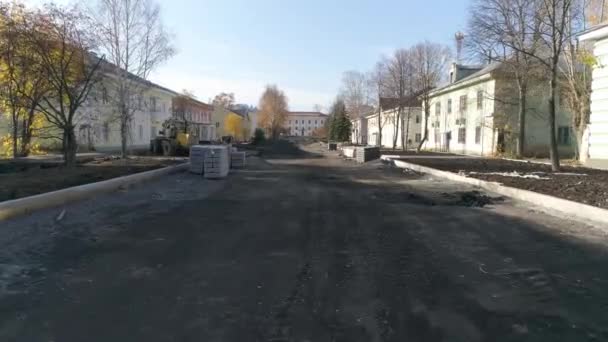 트레이서 층짜리 마을의 보행자 도로의 재건을 작업을 잔디를 바닥에 널빤지를 — 비디오
