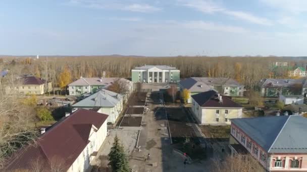 Воздушный Вид Строительство Дорог Тротуаров Клумбами Провинциальном Осеннем Городе Трех — стоковое видео