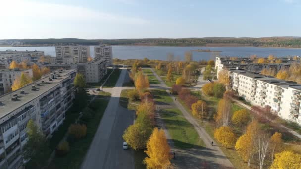 Luftaufnahme Von Gasse Und Teich Einer Provinziellen Herbststadt Mit Fünf — Stockvideo