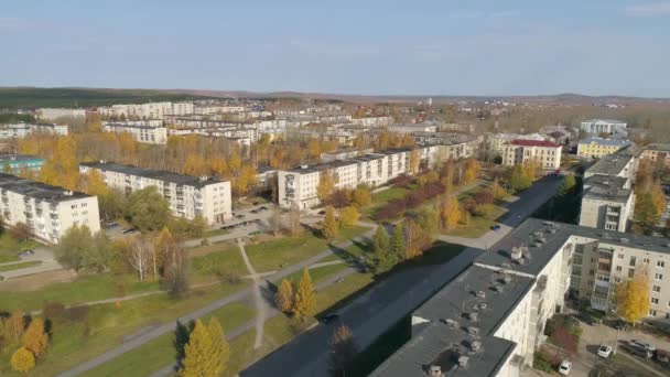 Luftaufnahme Der Provinzherbststadt Mit Fünf Und Neunstöckigen Häusern Der Nähe — Stockvideo