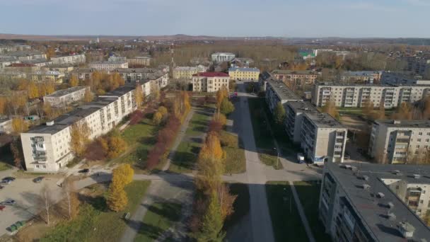 Luchtfoto Van Provinciale Herfststad Met Sovjetpaneel Huizen Van Vijf Verdiepingen — Stockvideo