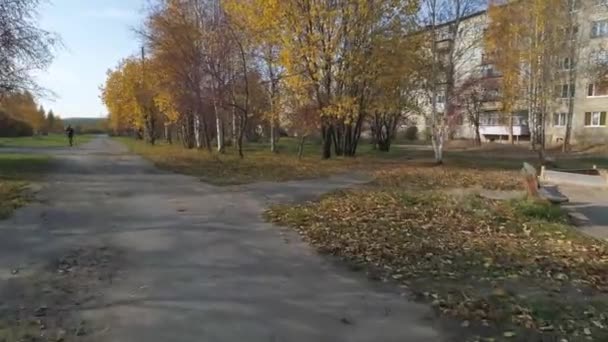 Vue Drone Ruelle Dans Ville Automne Provinciale Avec Panneau Soviétique — Video