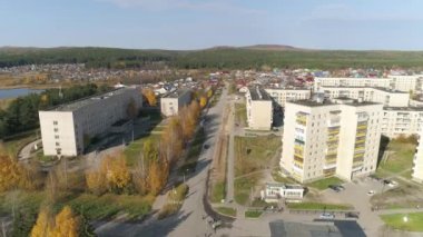 Rus taşrasında tek katlı evleri olan yerleşim alanının havadan görünüşü. Sol tarafta hastane ve gölet var. Beş katlı ve dokuz katlı eski Sovyet evleri. Şehirde bir sürü ağaç var.