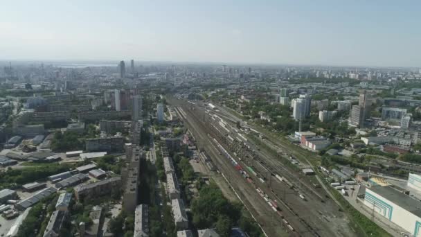 Flygfoto Över Järnvägsstationen Med Godståg Storstad Närheten Finns Bostadshus Industrizon — Stockvideo