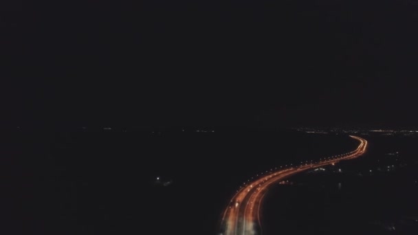 Légi Kilátás Autók Vezetni Éjszakai Autópályán Villámok Égen Autópálya Narancssárga — Stock videók