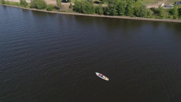 Luchtfoto Van Mens Ligt Paddle Boarding Sup Vijver Provinciestad Zomer — Stockvideo