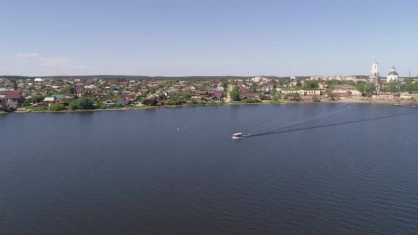 Flygfoto Små Fritidsbåt Med Människor Flyter Dammen Provinsiell Stad Man — Stockvideo