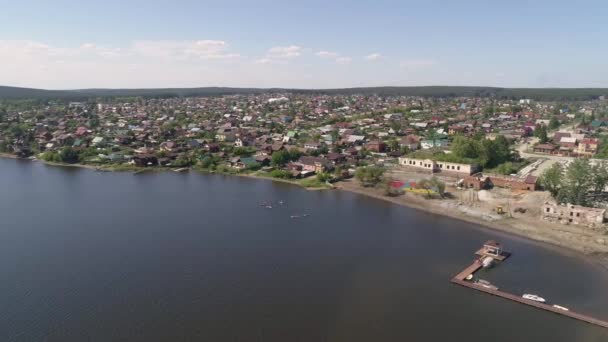Stand Paddle Surf Yapan Insanların Hava Görüntüsü Taşra Kentindeki Gölette — Stok video