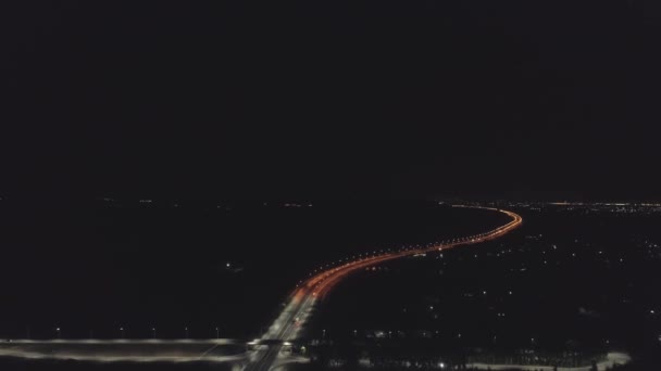Luchtfoto Van Auto Rijden Langs Nacht Snelweg Met Brug Lightning — Stockvideo