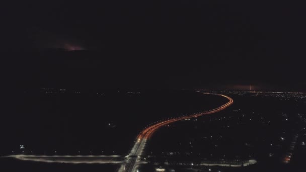 Widok Lotu Ptaka Samochody Wzdłuż Nocnej Autostrady Mostem Błyskawice Horyzoncie — Wideo stockowe