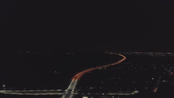 Vista Aérea Coches Conducen Largo Carretera Nocturna Con Puente Relámpagos — Vídeo de stock