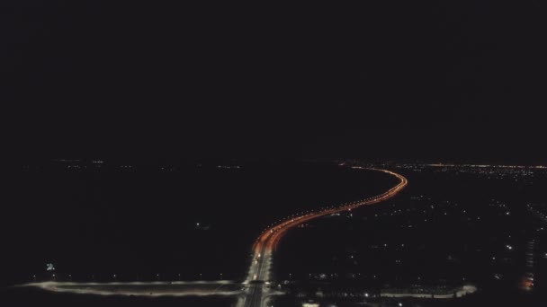 Vista Aérea Coches Conducen Largo Carretera Nocturna Con Puente Relámpagos — Vídeo de stock