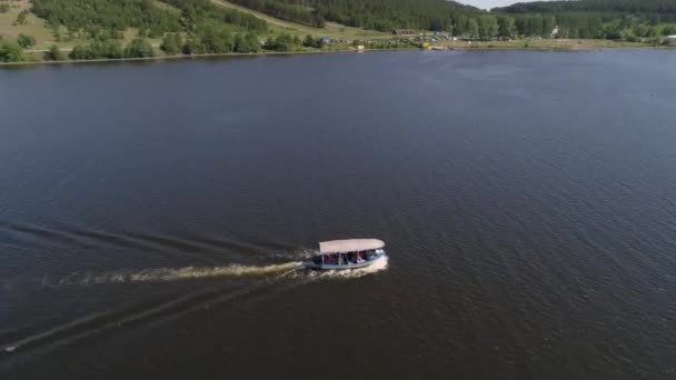 Вид Воздуха Маленькую Прогулочную Лодку Людьми Плавает Пруду Провинциальном Городе — стоковое видео