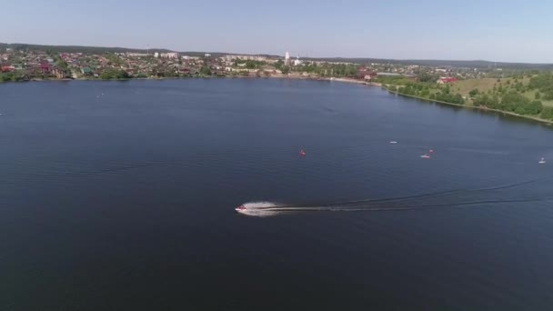 외곽에 해변을 공중에서 수있으며 사람들은 연못에 스키를 여름날 — 비디오