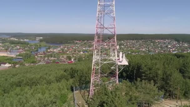 Letecký Pohled Vrchol Hory Pokryté Borovicemi Provinčním Městě Jednopatrovými Dvoupatrovými — Stock video