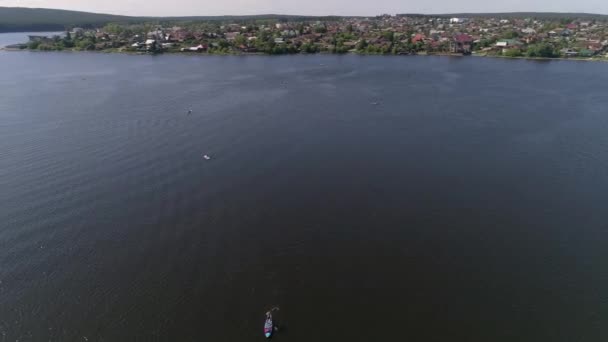 Pandangan Udara Terhadap Orang Orang Stand Paddle Surfing Dan Berdiri — Stok Video