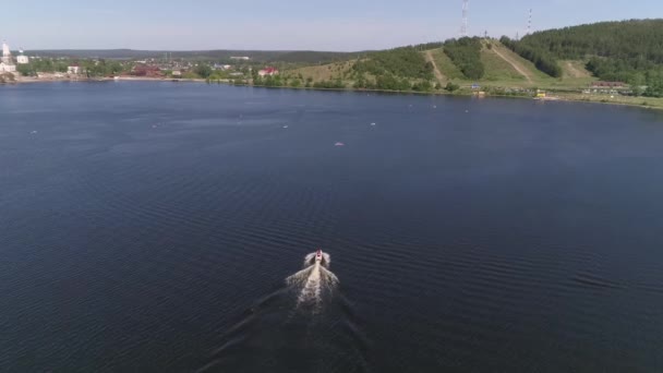 Luchtfoto Van Mens Rijden Jetski Vijver Provinciestad Mensen Bij Paddle — Stockvideo