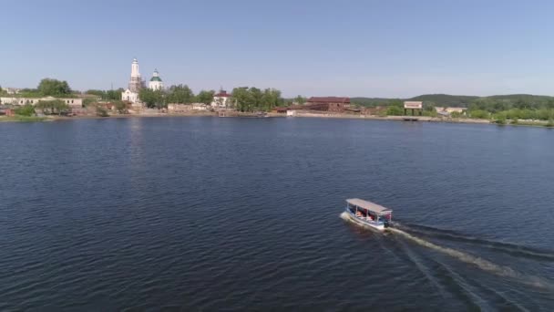 Luchtfoto Van Kleine Plezierboot Met Mensen Drijft Vijver Provinciestad Zijn — Stockvideo