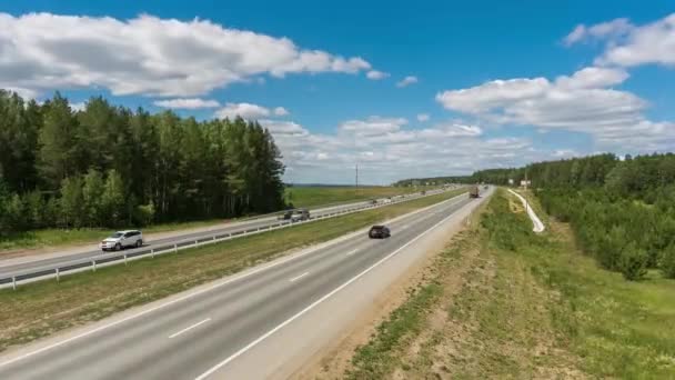 Timelapse Motorvägstrafiken Bilar Och Lastbilar Kör Längs Vägen Närliggande Fält — Stockvideo