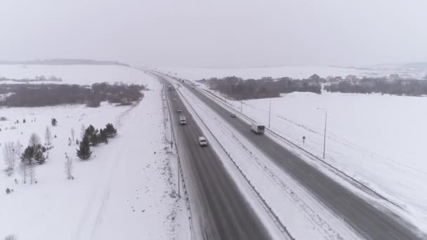 Vista Aérea Autopista Invierno Vienen Coches Camiones Muy Cerca Hay — Vídeos de Stock