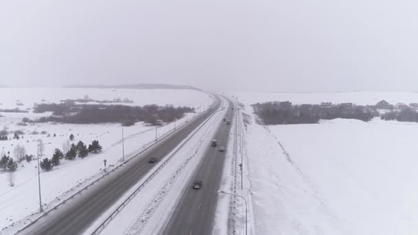 Vista Aérea Autopista Invierno Vienen Coches Camiones Muy Cerca Hay — Vídeos de Stock