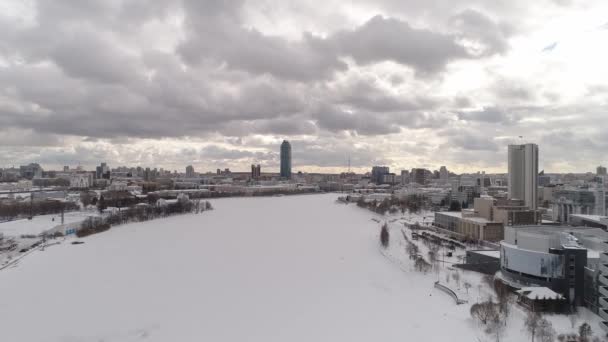 Vue Aérienne Rivière Gelée Dans Une Grande Ville Hiver Avec — Video