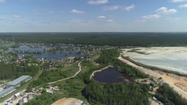 Vista Aérea Aldeia Redor Lago Enormes Depósitos Areia Uma Mina — Vídeo de Stock