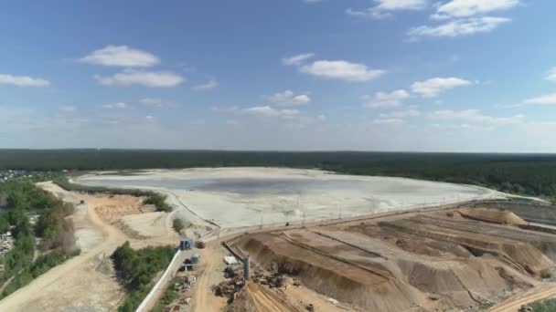 从空中俯瞰一个金矿的巨大的沙堆 村庄和河流附近 夏日的晴天 — 图库视频影像