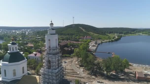 Luftaufnahme Des Dammbaus Der Provinzstadt Mit Kirche Wiederaufbau Der Alten — Stockvideo