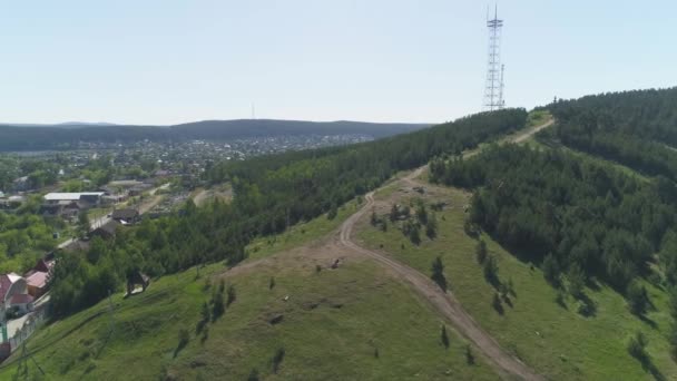 Vista Aérea Una Montaña Cubierta Con Bosque Ciudad Provincial Cerca — Vídeos de Stock