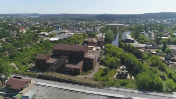 Flygfoto Gammal Röd Tegelfabrik Med Ett Järntak Utkanten Staden Bland — Stockvideo